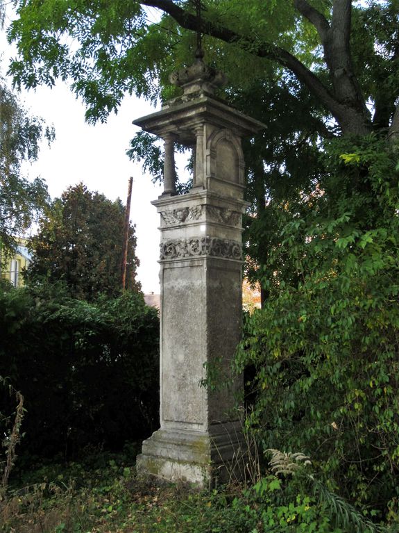 Datei:Kalvarienbergstraße 84, Kreuzsäule c.JPG