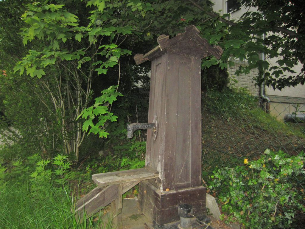 Datei:Heinrichstraße 109, Brunnen.JPG