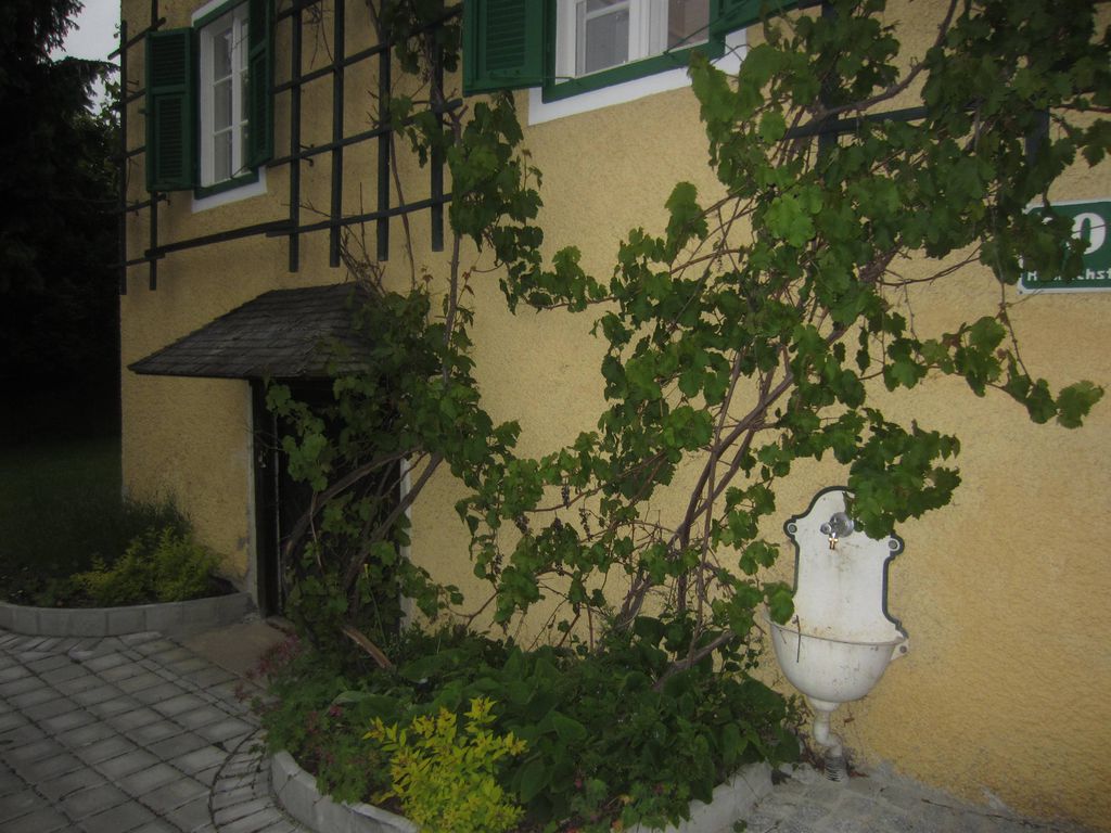 Datei:Heinrichstraße 109, Bassena.JPG
