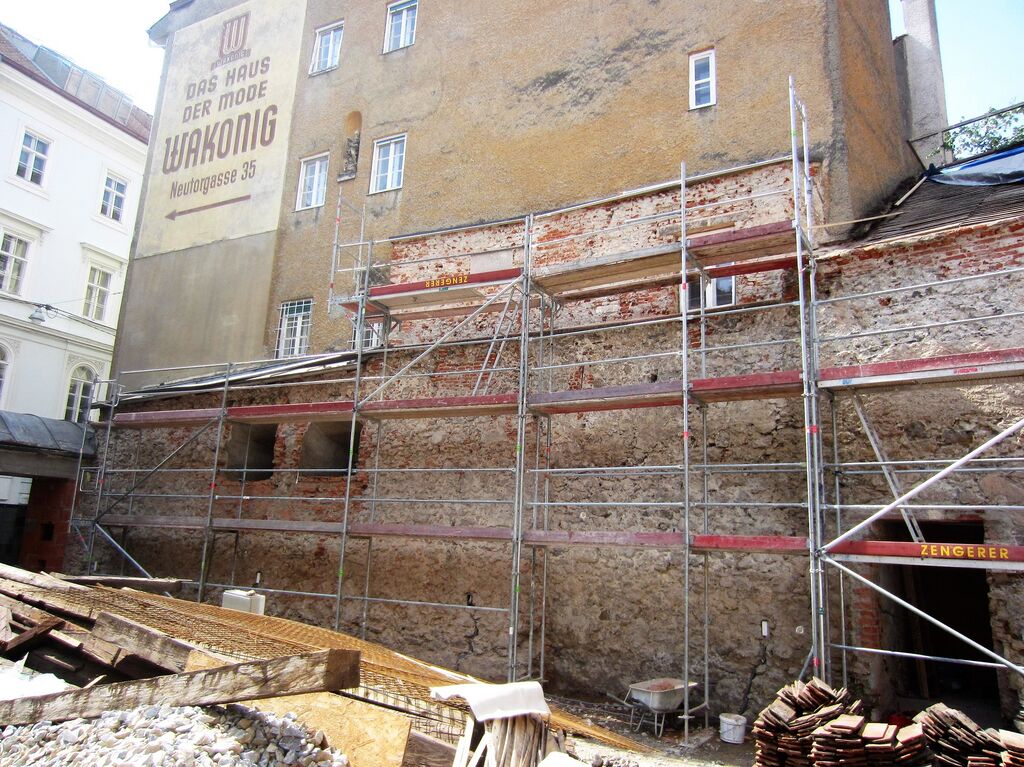 Datei:Albrechtgasse 8, Stadtmauer.JPG