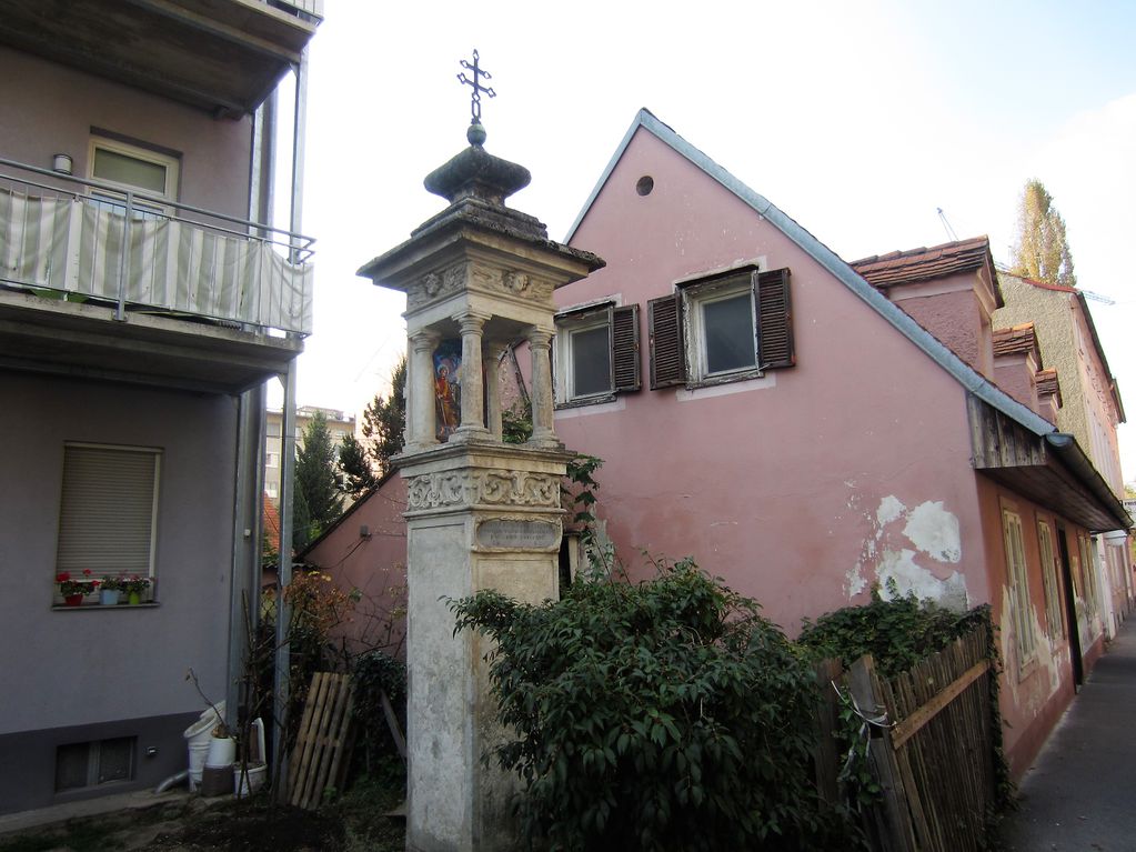 Datei:Zeillergasse 55, Kreuzsäule (2).JPG